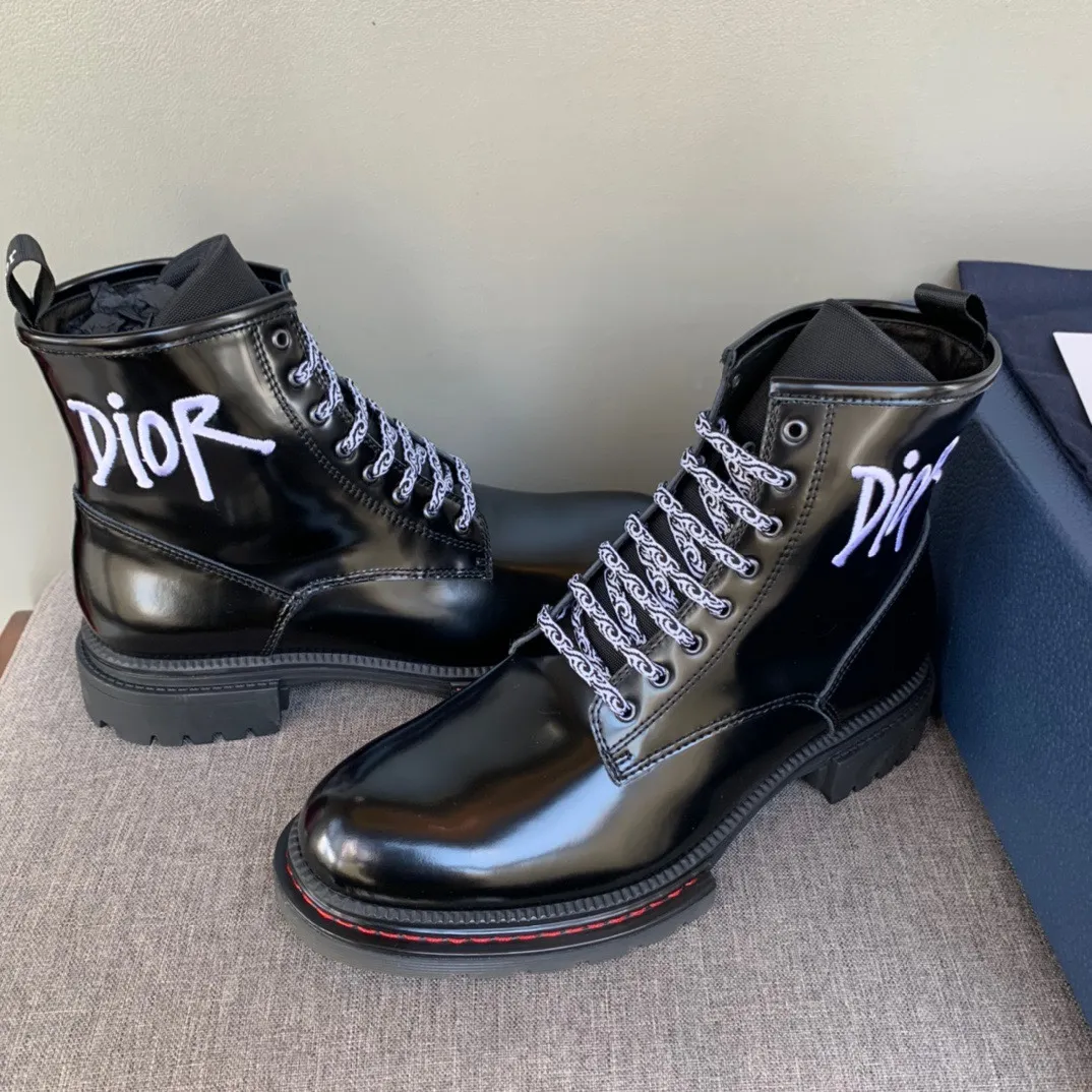 [DIOR] Top P: 1000💰 Number of yards: 39~44 (38.45 custom-made, non-refundable) Dior Dior~ Winter series, original 1:1 development Casual men's leather shoes Heavy investment, shoes and boots are made of imported cowhide + imported Dior special fabric Not easy to deform black cowhide lining Dior large hardware inlay Original TPU vacuum outsole, black cowhide Black open edge beads Military green suede Black suede Khaki suede leather is crafted by a large factory, and the perfect product is only prepared for you who know your taste! Any comparisons are welcome.